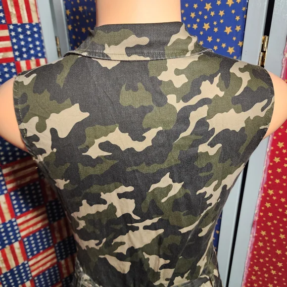 **Sleeveless Camouflage Zip-Front Jumpsuit in Green Camo** - Picture 10 of 13
